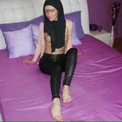 Birecik Escort Selin Kendi Evinde Görüşüyor